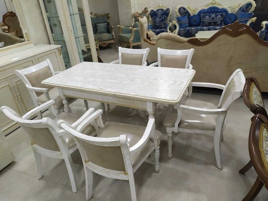 У меня есть друг человек который делает мебель новой.