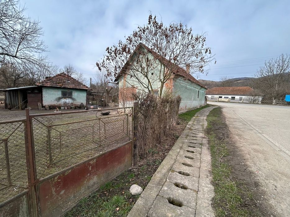 Vând casa în sat farcadin județ hunedoara