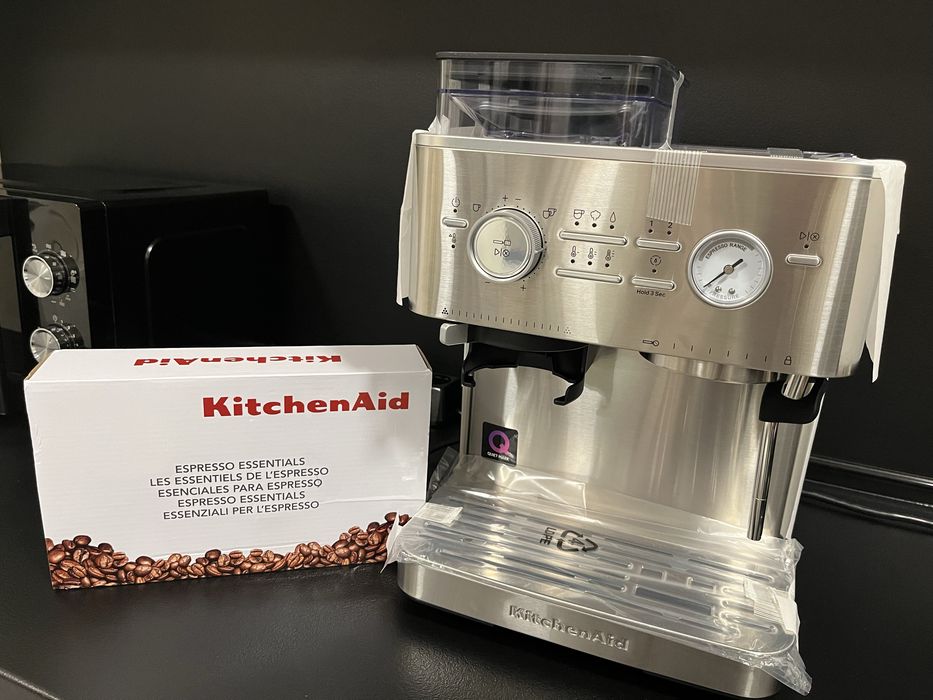 Стилна полуавтоматична машина за експресо!