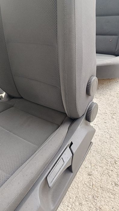 • Продавам сив платен салон с чекмеджета за голф 5 и кожен GTI salon