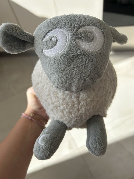 Овцата Ewan, презареждаща играчка за спокоен сън със сензор за плач