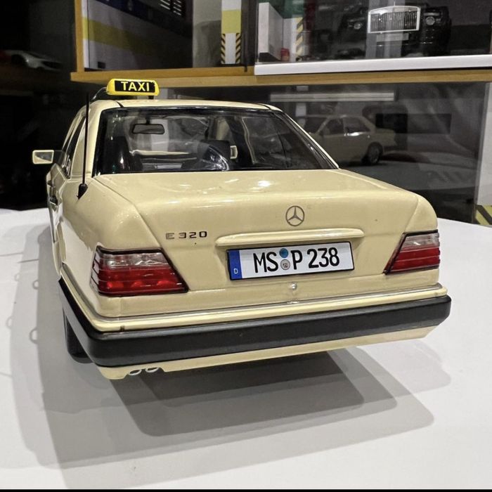 Модель 1:18  Mercedes Benz w124 TAXI