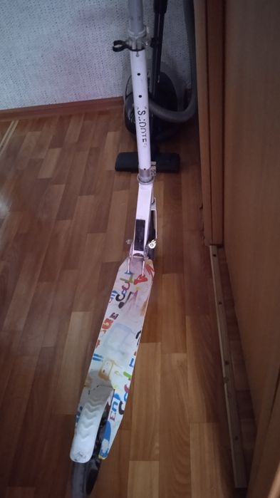 Самокат белого цвета