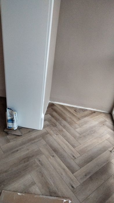 Укладка ламината, кварцвинила