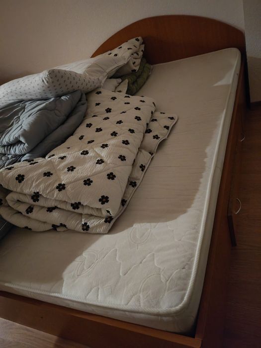 URGENT emigrez Dormitor dulap cu oglinzi si paturi  cu saltea sau separat, Biblioteca, Frigider mare ARDO