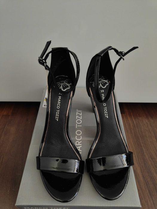 Vând sandale elegante de damă Marco Tozzi, din imitație de piele lăcuită
