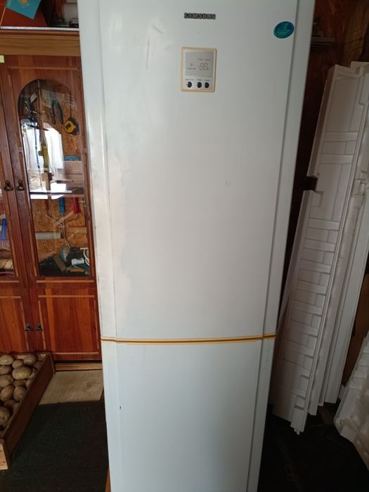 Холодильник Б/У Продам на запчасти.