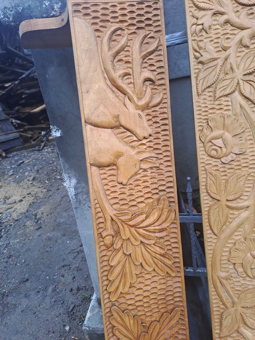 Draperii din lemn sculptate