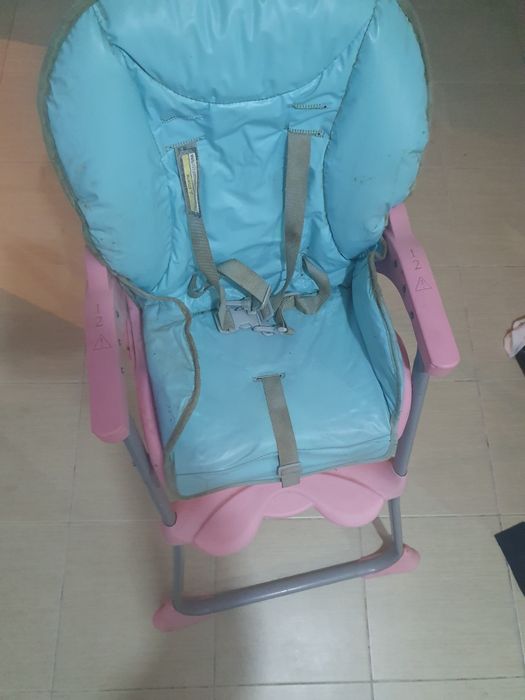 Scaun bebe luat masa și socializare