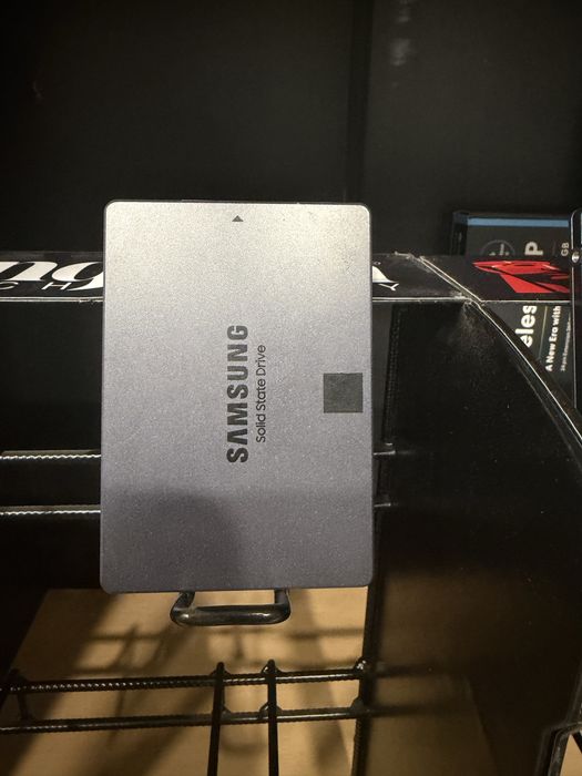 Отличный Samsung SSD SATA2.5 4TB 4000GB