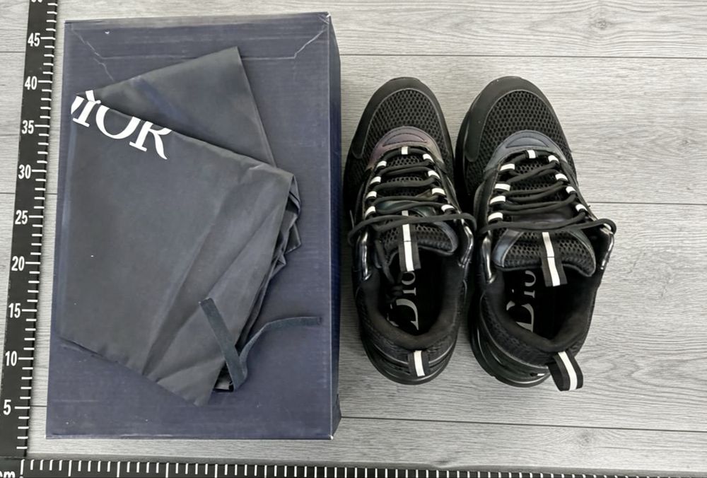Adidsi dior b22.