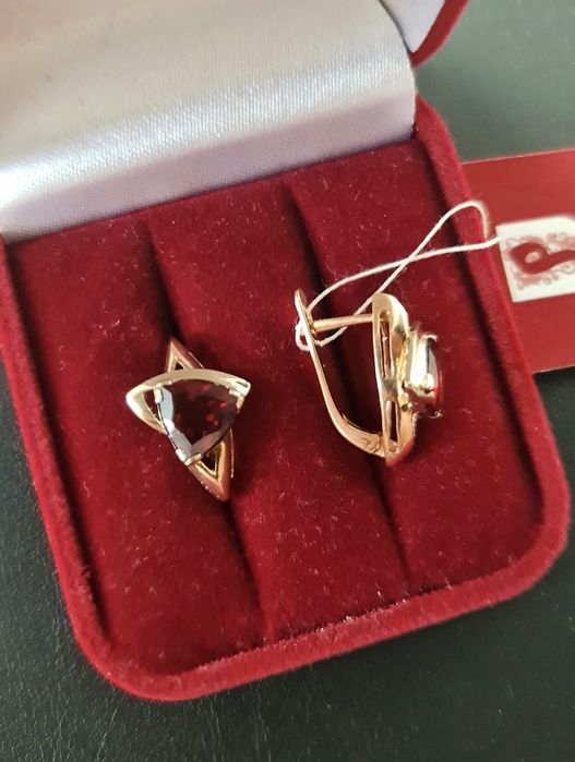Новые золотые серьги 585 пробы с гранатом