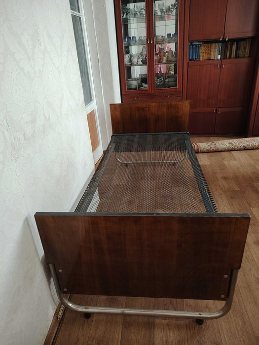 Продам кровать с панцирной сеткой