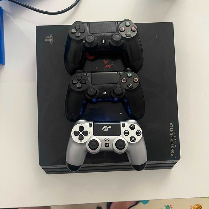 PS4 Pro 1TB + 3 manete originale + 21 jocuri – Pachet complet