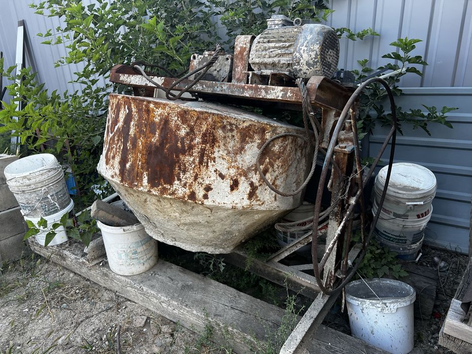 Продам бетономешалку емкостью 1м3