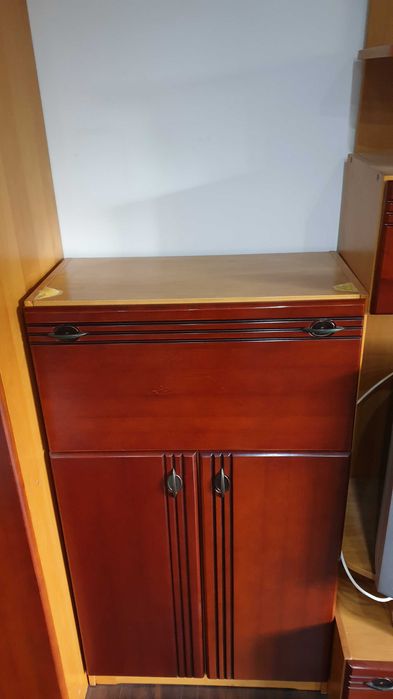 Vand mobila de lux,  lemn de cires