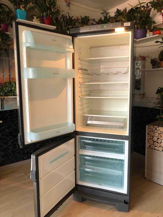 Продавам голям хладилник с фризер ELECTROLUX . Работещ идеално.