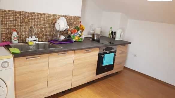 Дава се под наем Тристаен апартамент в Бургас, Център - 130 кв.м за 127.5 € - Снимка #1