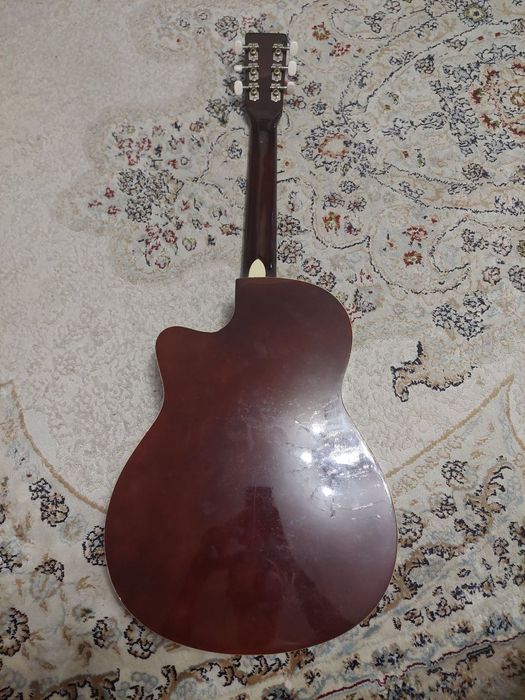 Продам гитару,целая.