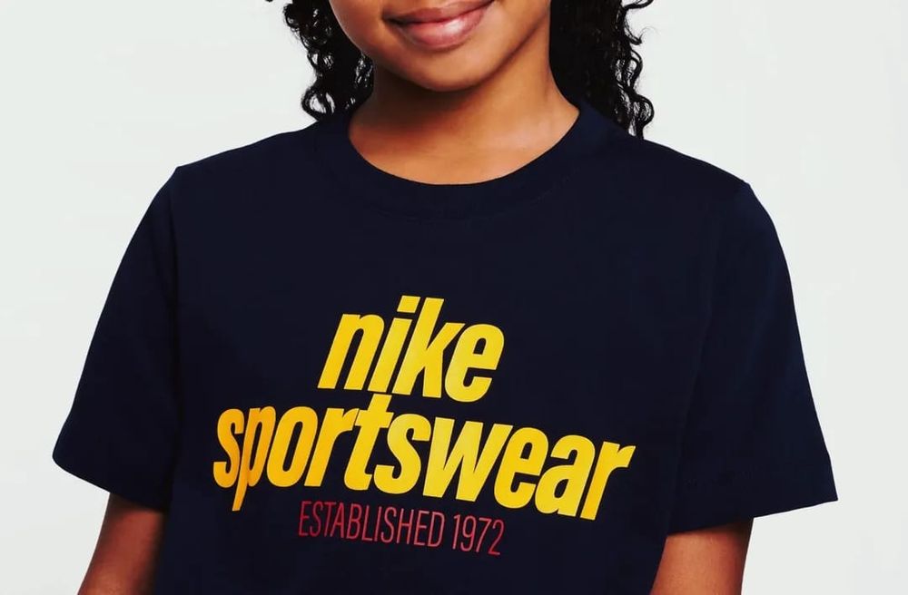 Acest tricou  de damă