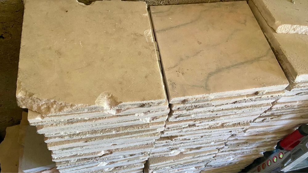 Plăci de marmură alb-gri, 25x25x3 cm – aprox. 120 bucăți