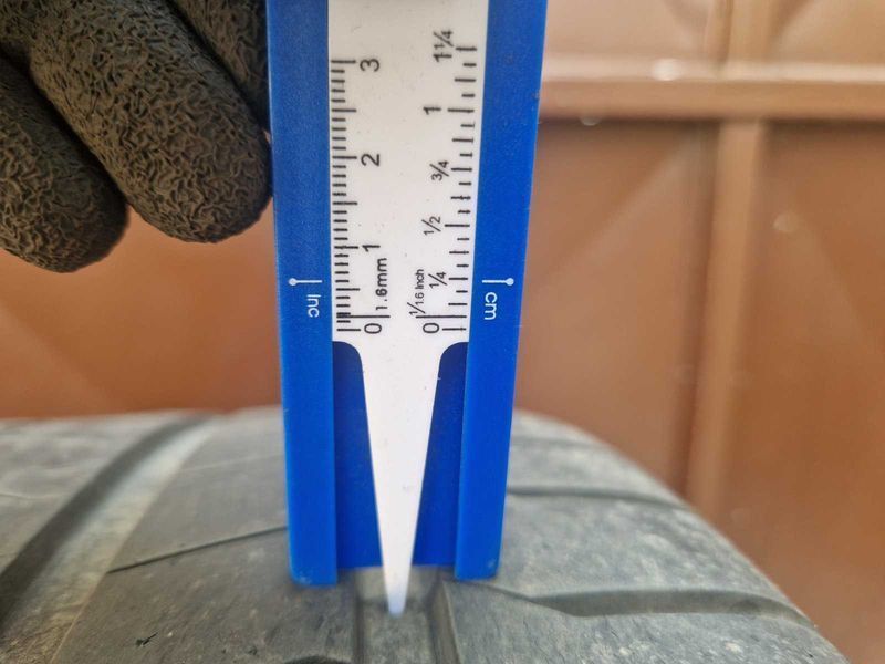 2 Pirelli R22 325/35
летни гуми 
DOT4919