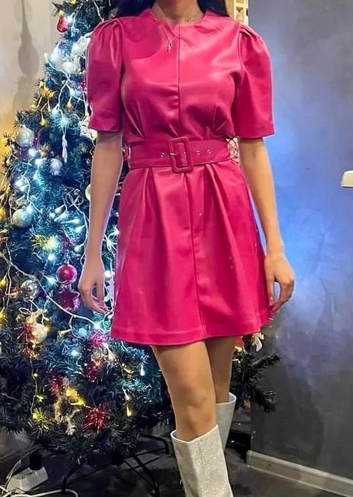 Розова, кожена рокля с коланче