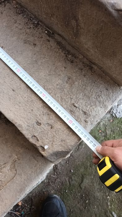 Колони и стъпала от дялан камък