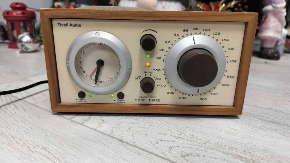 Aparat de Radio Tivoli Audio Model Three  AM/FM/AUX Clock Radio