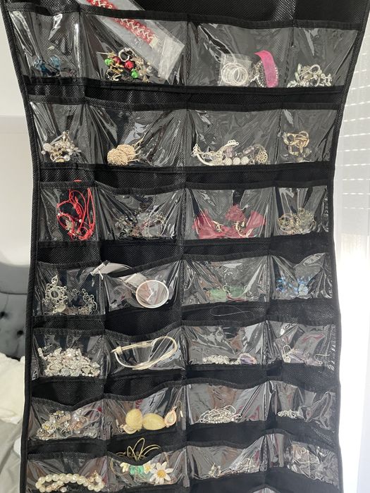 Organizator de bijuterii tip umeraș