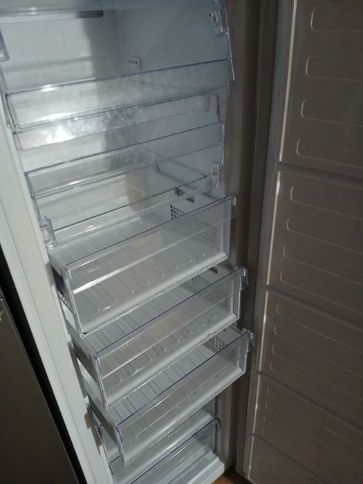 Congelator Beko,8 sertare,stare de funcționare și aspect bună.