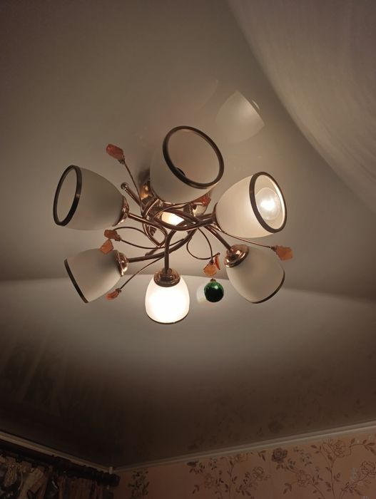 Продам люстру в отличном состоянии