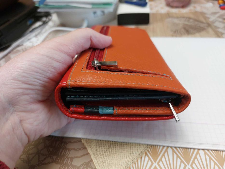 Продавам чисто нов дамски портфейл от естествена кожа