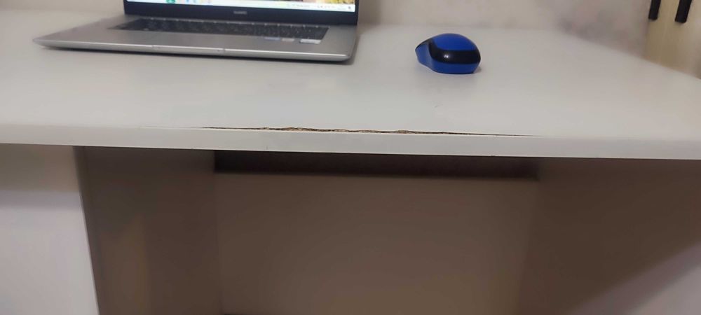 Стол письменный.