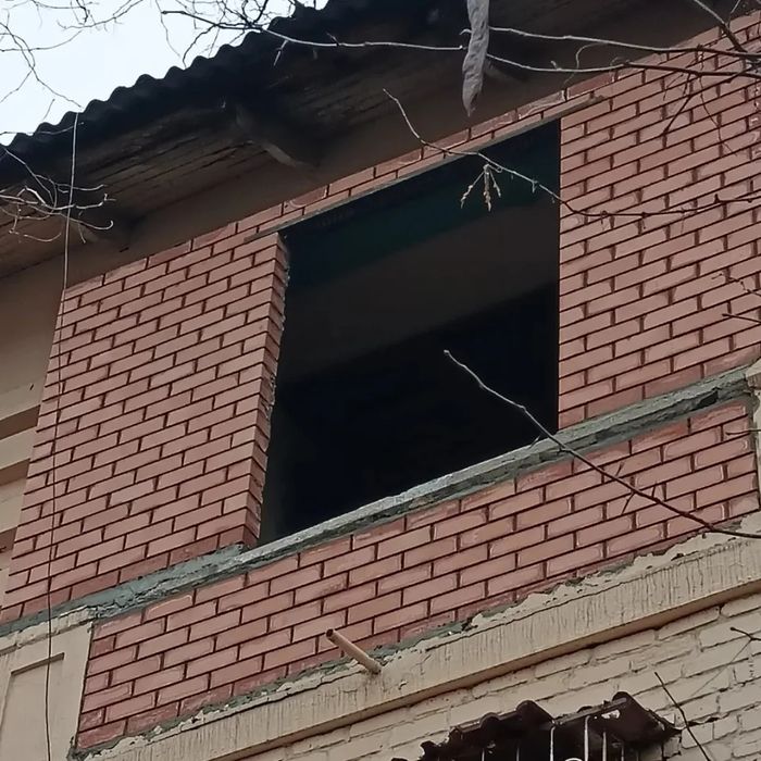 Делаю кладку балкона облицовочный и простым кирпичами. Делаю козырки