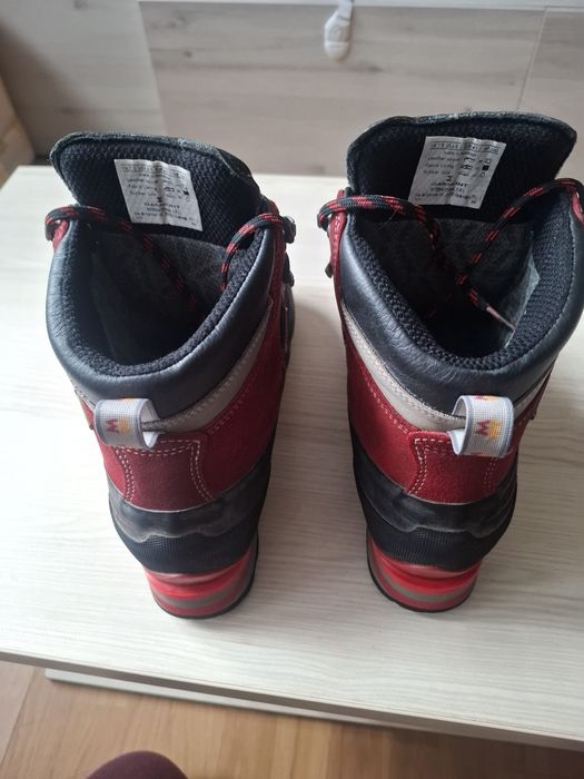 Vând bocanci garmont