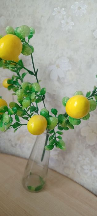 Ветка жёлтых лимонов