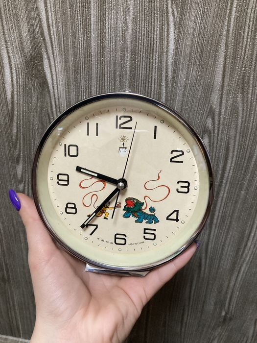 Продавам анимиран будилник-часовник