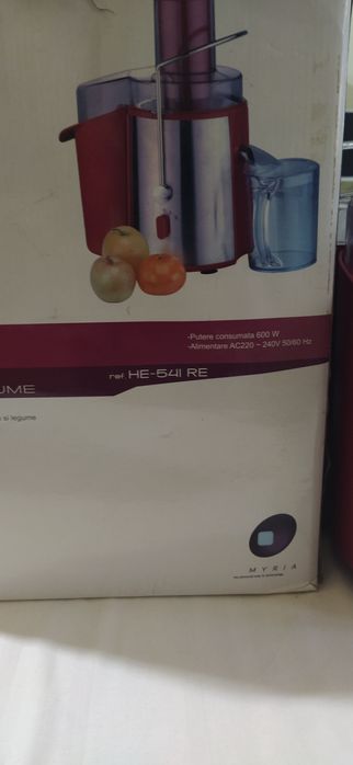 Vând storcător de fructe și legume