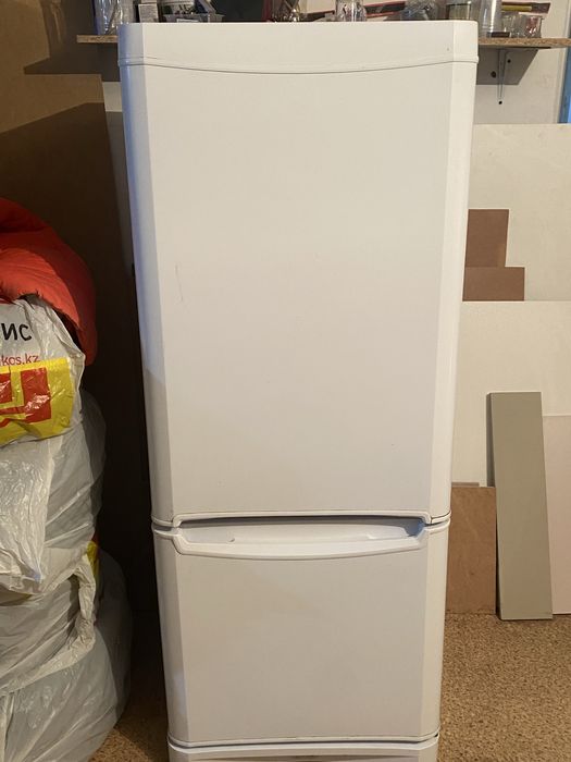 Продам холодильник indesit