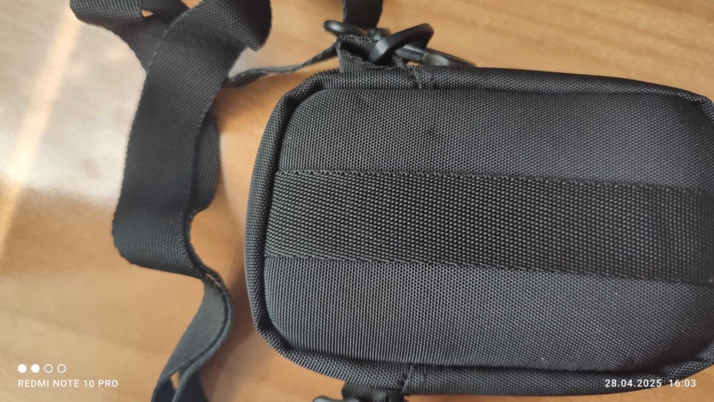 Продавам калъф за малък фотоапарат.