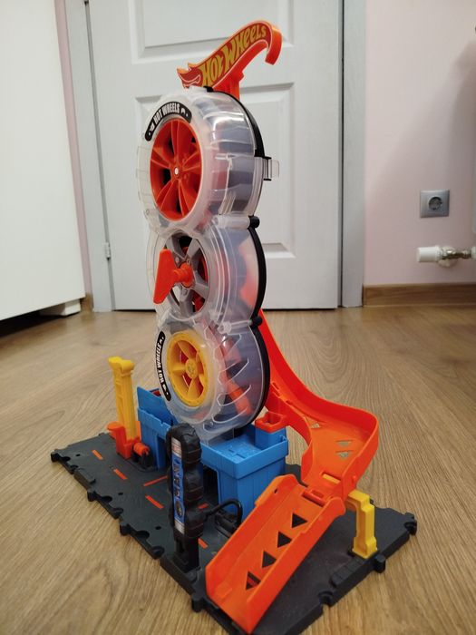 Детска писта Hot Wheels City център за гуми