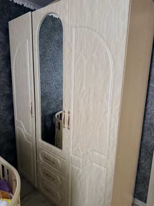 Отдам даром  шкаф и туалетный столик