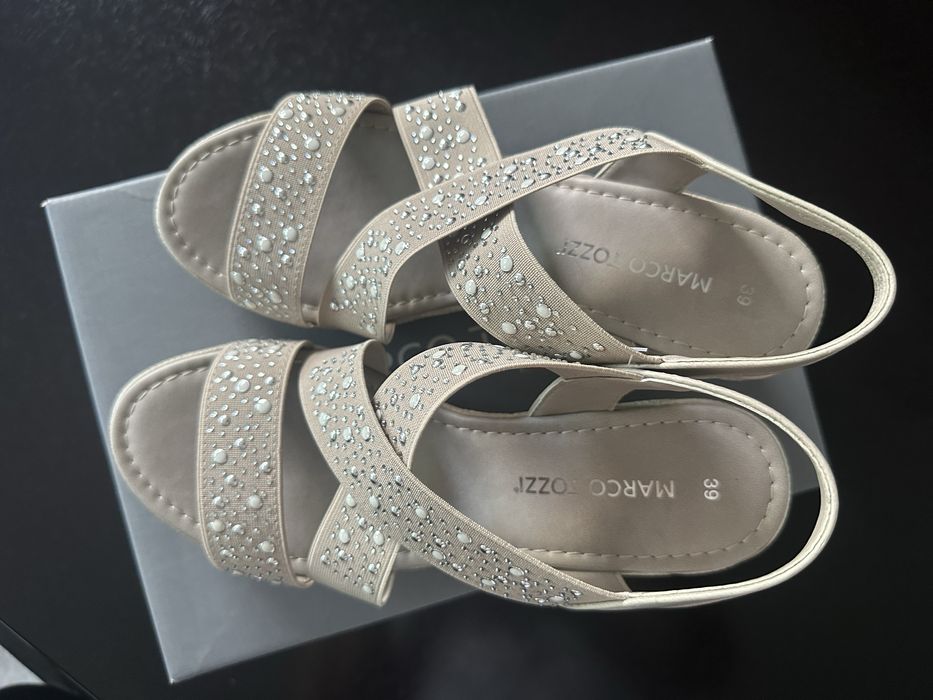 Продам босоножки