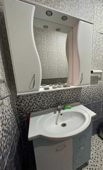 Продам раковину с зеркалом