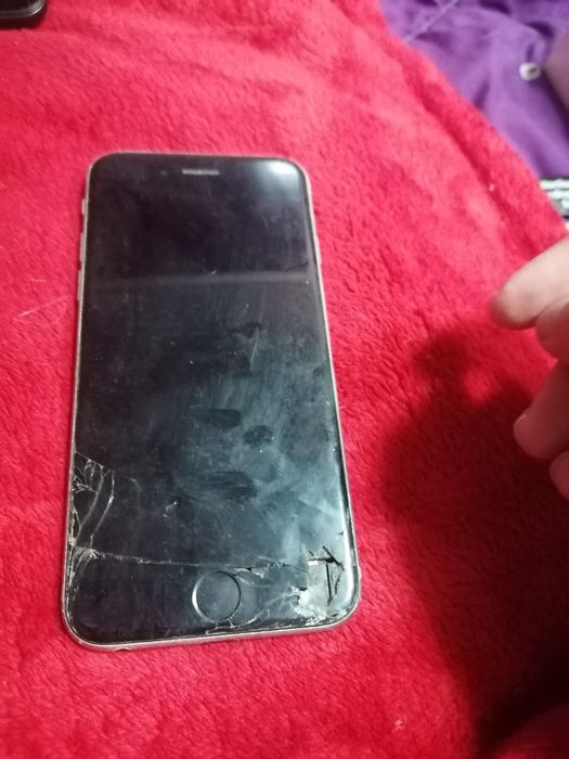 Vand telefoane defecte