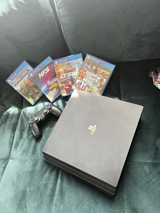PlayStation 4 Pro + controller + 4 jocuri