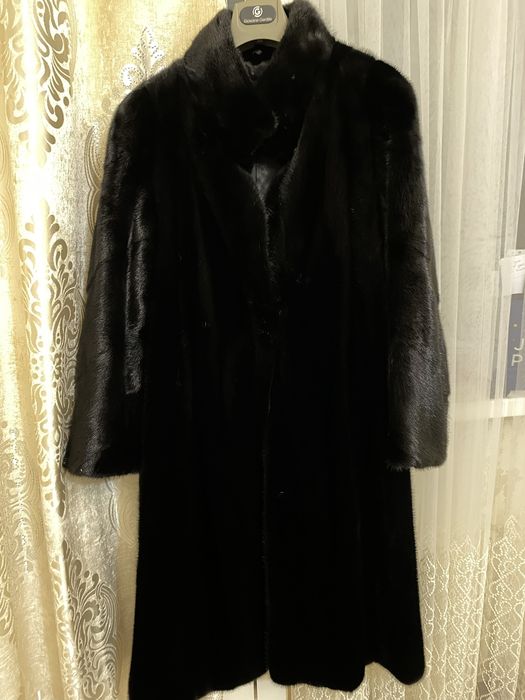 Продается норковая шуба (черный бриллиант)