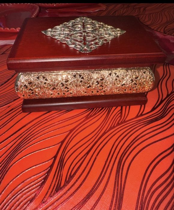 Cutie de bijuterii din lemn masiv si placata cu argint