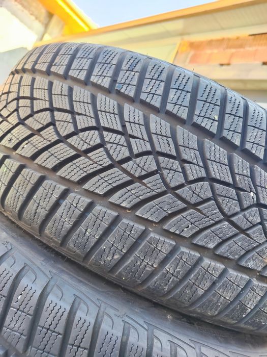 4 бр зимни 225/45/18 Goodyear